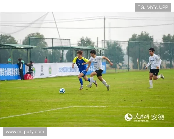 寒夜足球赛事全勤参与，业余球员热情不减