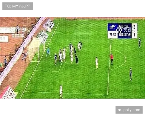 特写：裁判经VAR回看后，取消了一粒疑似定位球进攻中犯规在先的进球